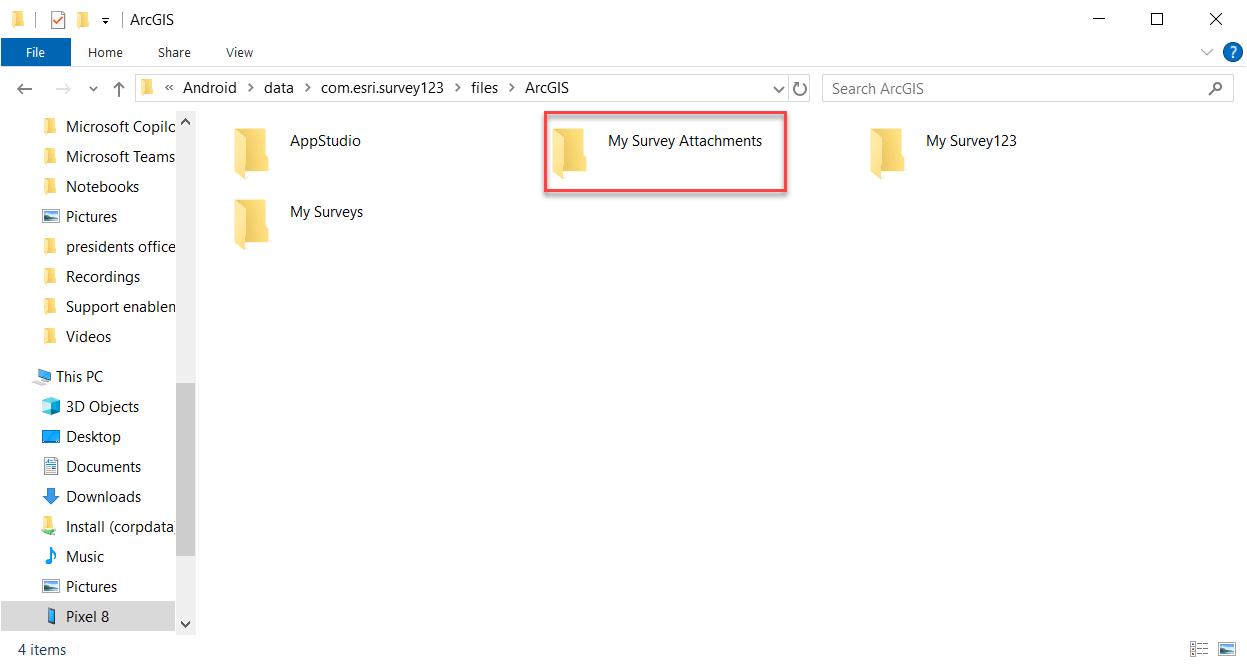 Capture d’écran d’un explorateur de fichiers sur un ordinateur avec plusieurs dossiers et un cadre rouge autour d’un dossier nommé « My Survey Attachments » (pièces jointes de mon sondage).