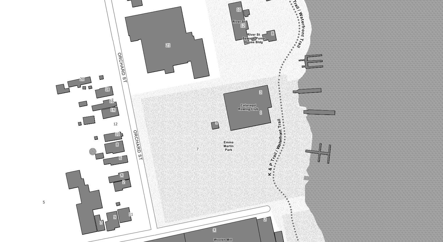 Un fond de carte minimaliste en gris et blanc illustrant le port de Kingston, en Ontario, avec des éléments cartographiques très contrastés, notamment la couleur sombre des bâtiments, les halos autour des étiquettes et l’utilisation de textures pour les entités d’eau et de surface.