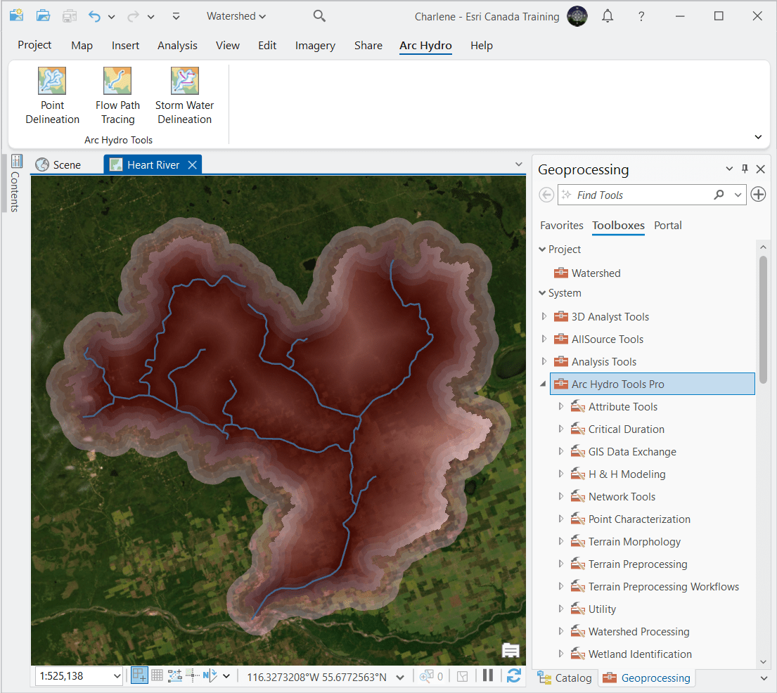 L’image met en évidence l’interface ArcGIS Pro avec un accent sur les outils Arc Hydro pour l’analyse hydrologique, avec une vue cartographique de la zone « rivière Heart », qui est ombrée en vue de faire ressortir les entités hydrologiques. Parmi les autres éléments importants, l’on retrouve l’onglet et le ruban de compléments Arc Hydro, qui font apparaître le grand volet de géotraitement parsemé d’outils de modélisation hydrologique.