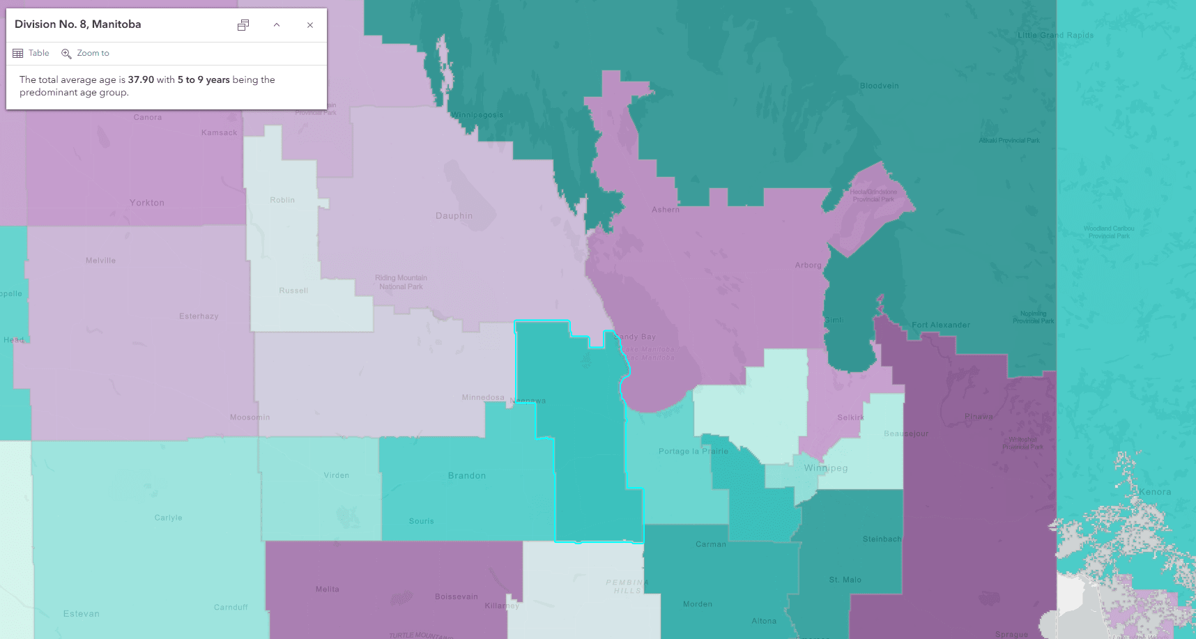 Une carte affichant les données du recensement 2021 sur l’âge et le genre au Manitoba, Canada. La carte est symbolisée par un dégradé allant du sarcelle foncé au violet foncé, fondé sur l’âge moyen total de chaque division. Une division du Manitoba est sélectionnée et une fenêtre contextuelle contenant des informations sur l’âge moyen total et le groupe d’âge prédominant s’affiche.