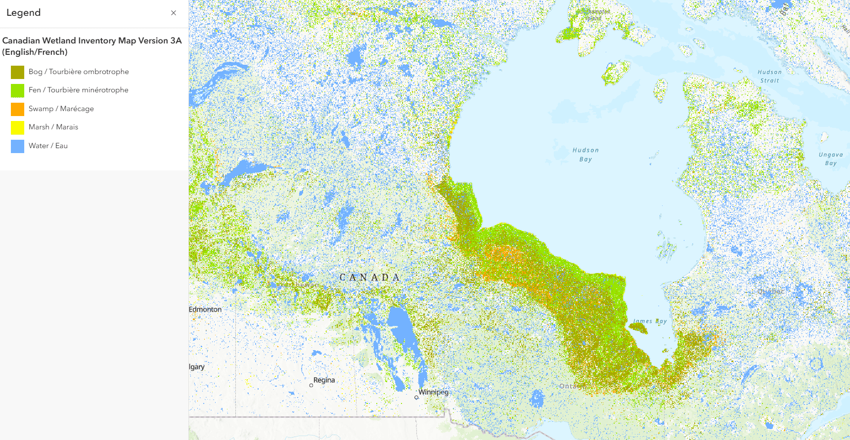 Une carte montrant l’inventaire des zones humides dans le centre du Canada, symbolisé par type de zone humide. Une légende sur la gauche énumère les types de zones humides et les couleurs qui leur sont associées : vert foncé pour les tourbières, vert fluo pour les marais, orange pour les marécages, jaune pour les étangs et bleu pour l’eau.