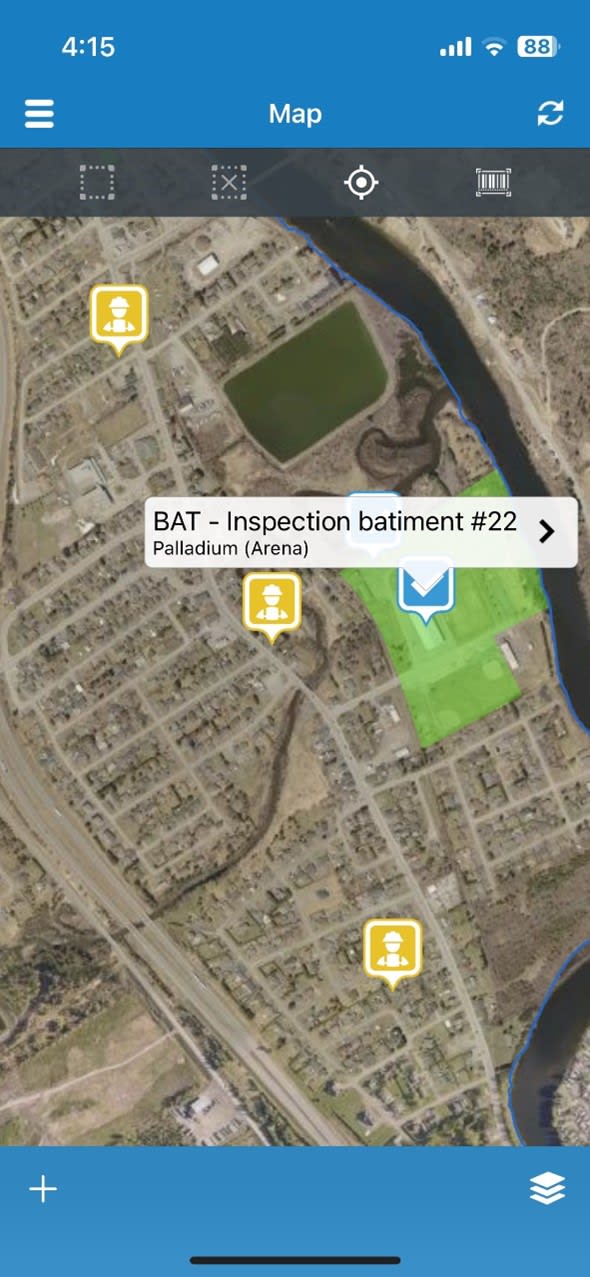 Cityworks Mobile (V11) screenshot of a map showing task assignments in real time, with nearby activities identified. The task highlighted is “BAT – Inspection batiment #22 Palladium (Arena)”