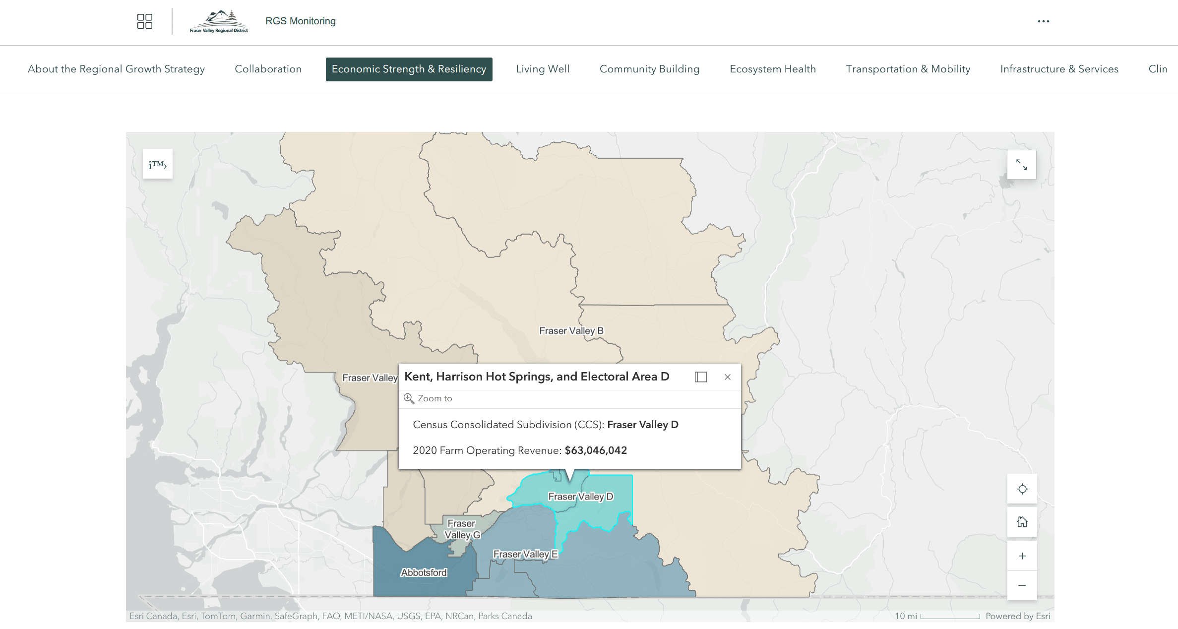 Capture d’écran du récit portant sur la force et la résilience économiques, qui se trouve dans la collection ArcGIS StoryMaps rendant compte de la stratégie de croissance du district régional de la vallée du Fraser. L’on a fait défiler ce récit jusqu’à une carte interactive intitulée « Revenus d’exploitation agricole par subdivisions de recensement regroupées en 2020 », qui montre plusieurs subdivisions du district régional de la vallée du Fraser sur une carte du sud de la Colombie-Britannique. L’une des subdivisions est surlignée en turquoise vif, et une fenêtre contextuelle centrée sur la subdivision indique « Kent, Harrison Hot Springs, et Subdivision électorale regroupée de la région de recensement D – Revenus d’exploitation agricole du district régional de la vallée du Fraser en 2020 : 63 046 042 $. »