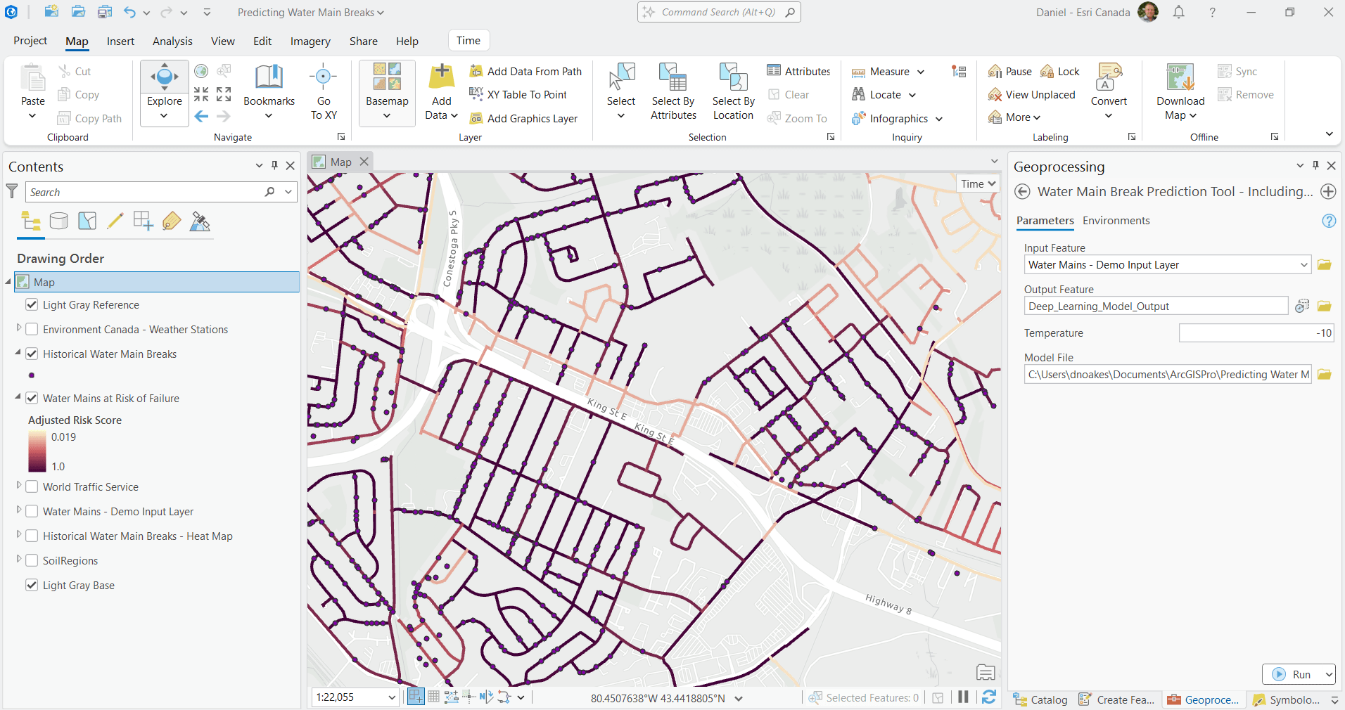 Capture d’écran de l’outil de prévision des bris d’aqueduc dans ArcGIS Pro montrant une carte des aqueducs à risque de défaillance et l’historique des bris à Kitchener et Waterloo, en Ontario.