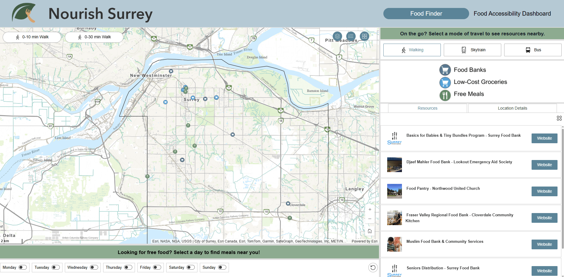 Capture d’écran de l’application Nourish Surrey développée par l’équipe Sustainable Foodies. À gauche, on trouve une carte affichant l’emplacement des banques alimentaires, des épiceries à faible coût et des repas gratuits dans la ville de Surrey, en Colombie-Britannique. À droite, une légende accompagne une liste de lieux avec des liens vers les sites web des organismes qui offrent ces services alimentaires.