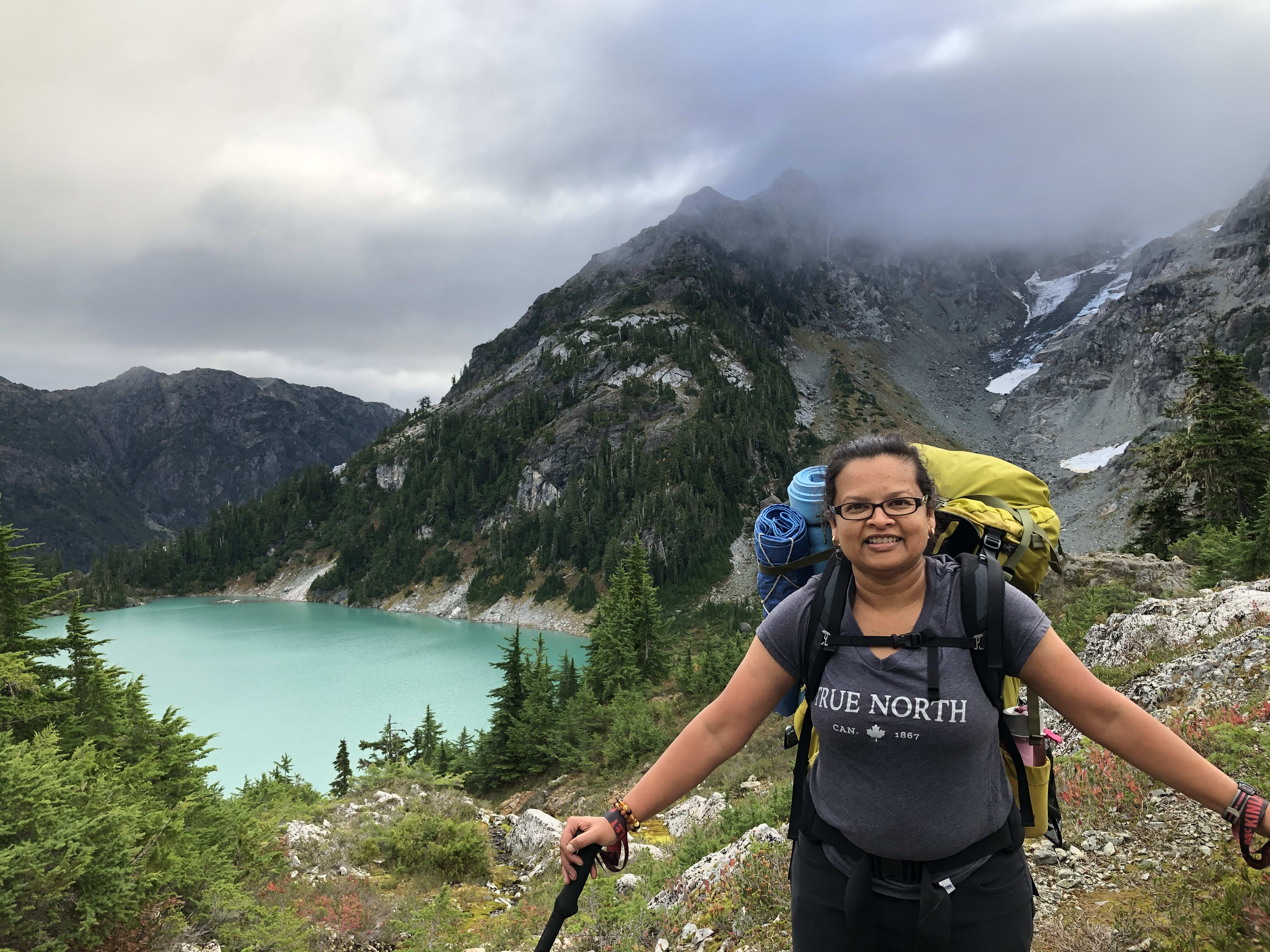 Photo de Nina Baksh sur un sentier en montagne.
