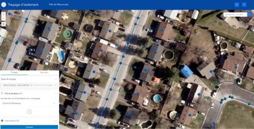 Vue a&eacute;rienne d&rsquo;un quartier r&eacute;sidentiel montrant des maisons, des piscines et des rues. Sur l&rsquo;image, un trac&eacute; de r&eacute;seau hydraulique est superpos&eacute; avec des lignes bleues et des ic&ocirc;nes indiquant des points de d&eacute;part et des intersections.
