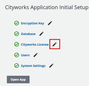 Capture d&rsquo;&eacute;cran de l&rsquo;interface de configuration initiale de l&rsquo;application Cityworks &eacute;num&eacute;rant cinq &eacute;l&eacute;ments&nbsp;: Encryption Key (cl&eacute; de chiffrement), Database (base de donn&eacute;es), Cityworks License (licence Cityworks), Users (utilisateurs) et System Settings (param&egrave;tres du syst&egrave;me). Chacun d&rsquo;entre eux est d&eacute;fini et accompagn&eacute; d&rsquo;une ic&ocirc;ne de v&eacute;rification et d&rsquo;un bouton de modification. La ligne Licence Cityworks est surlign&eacute;e et un bouton &laquo;&nbsp;Open App&nbsp;&raquo; (ouvrir l&rsquo;application) appara&icirc;t en bas.