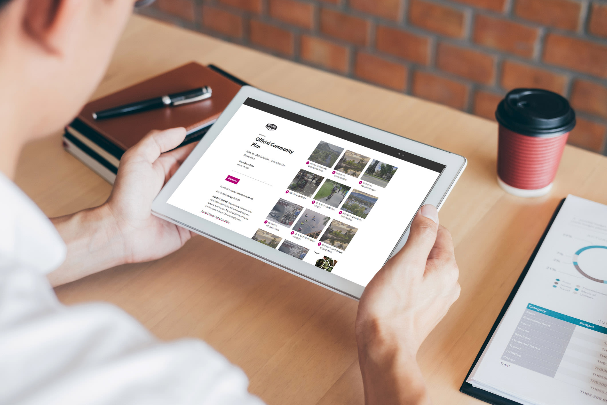 Un utilisateur visualisant le plan officiel d&rsquo;am&eacute;nagement de la Ville de Grand Forks en tant qu&rsquo;application ArcGIS&nbsp;StoryMaps.