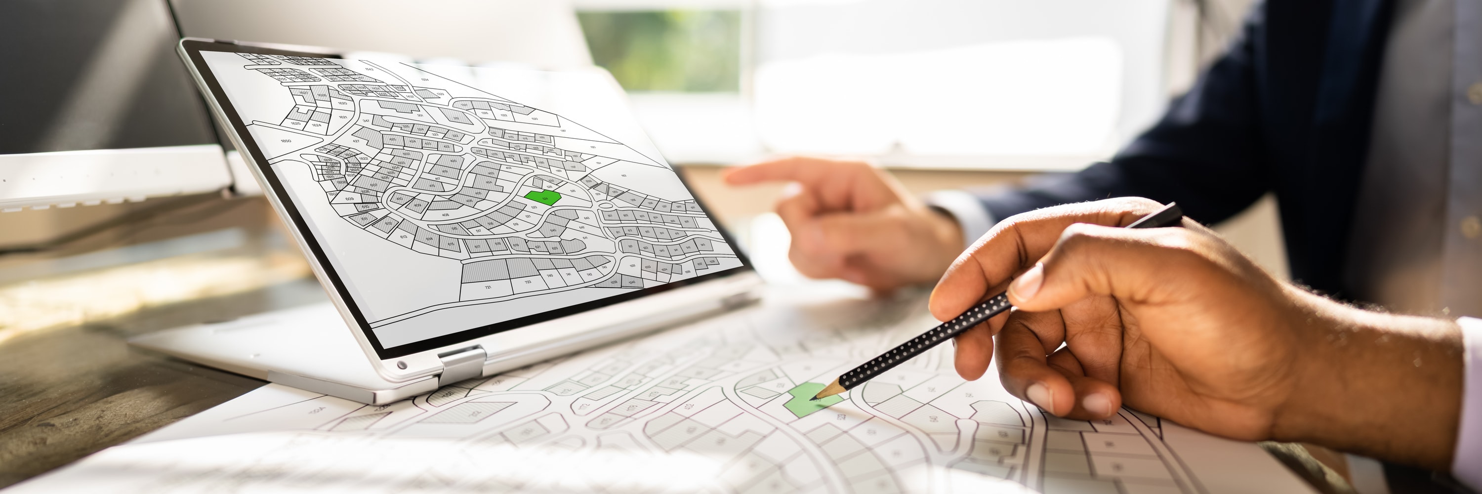 Une carte cadastrale papier est compar&eacute;e &agrave; une version num&eacute;rique, illustrant les limites de parcelles et les empreintes des b&acirc;timents.