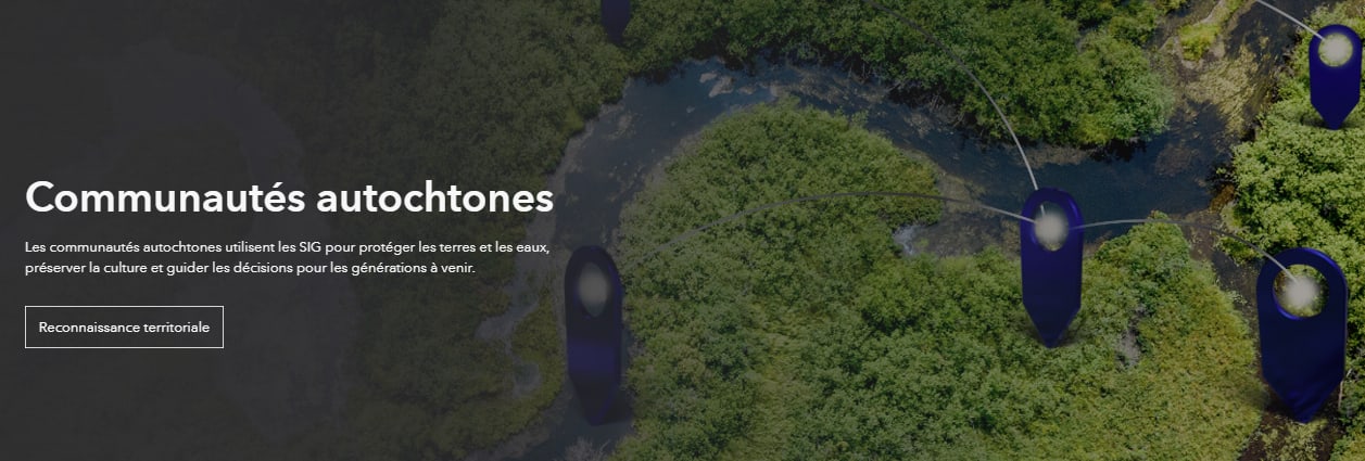 Un paysage vert avec des cours d&rsquo;eau sinueux et des marqueurs de localisation SIG bleus, associ&eacute;s &agrave; un texte sur la fa&ccedil;on dont les communaut&eacute;s autochtones utilisent les SIG pour prot&eacute;ger les terres, les eaux et la culture.