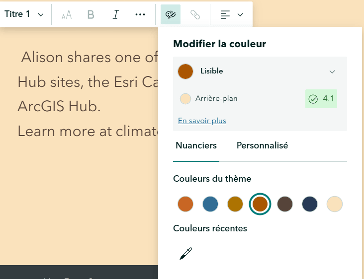 Capture d’écran montrant l’outil de modification des couleurs d’un éditeur de texte, avec des options de couleurs de thème et une vérification de la lisibilité du texte par rapport à l’arrière-plan.