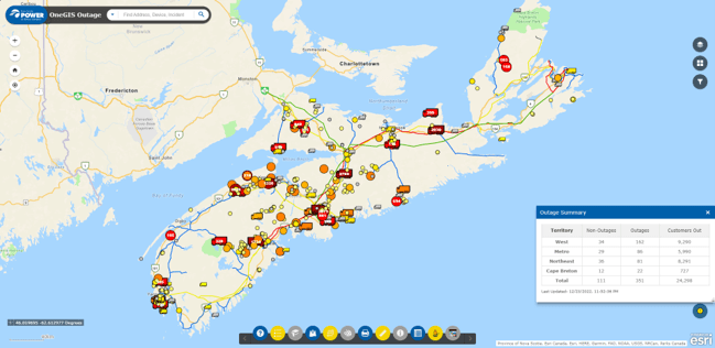 Capture d’écran de la visionneuse OneGIS Outage; y figure une carte en mode sombre indiquant les pannes par des points colorés, accompagnée d’un volet latéral détaillant les interruptions de service et d’une bannière d’information affichée au haut de l’écran.