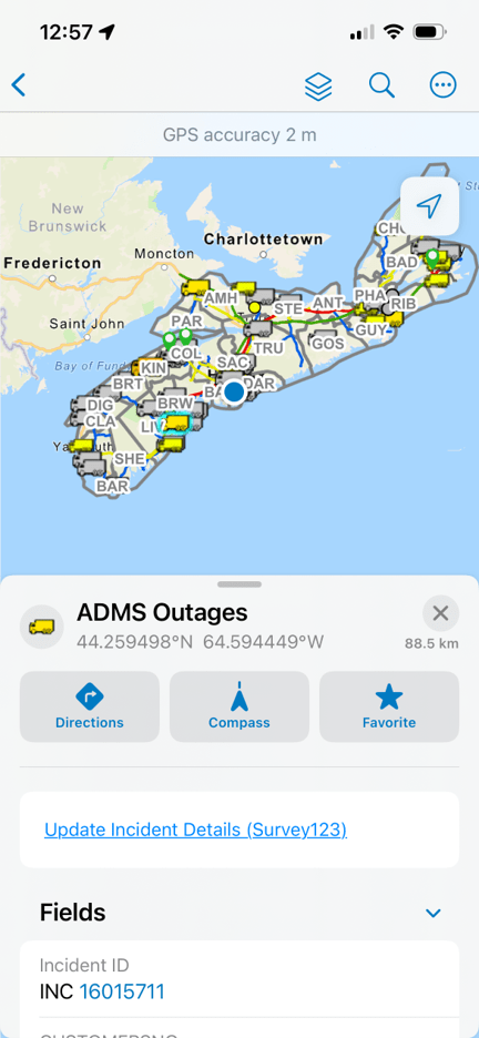 Capture d’écran de l’application mobile ArcGIS Field Maps présentant une carte des pannes ainsi qu’un formulaire permettant de consigner l’état des interruptions de service, d’en préciser la cause et de noter tout renseignement connexe.