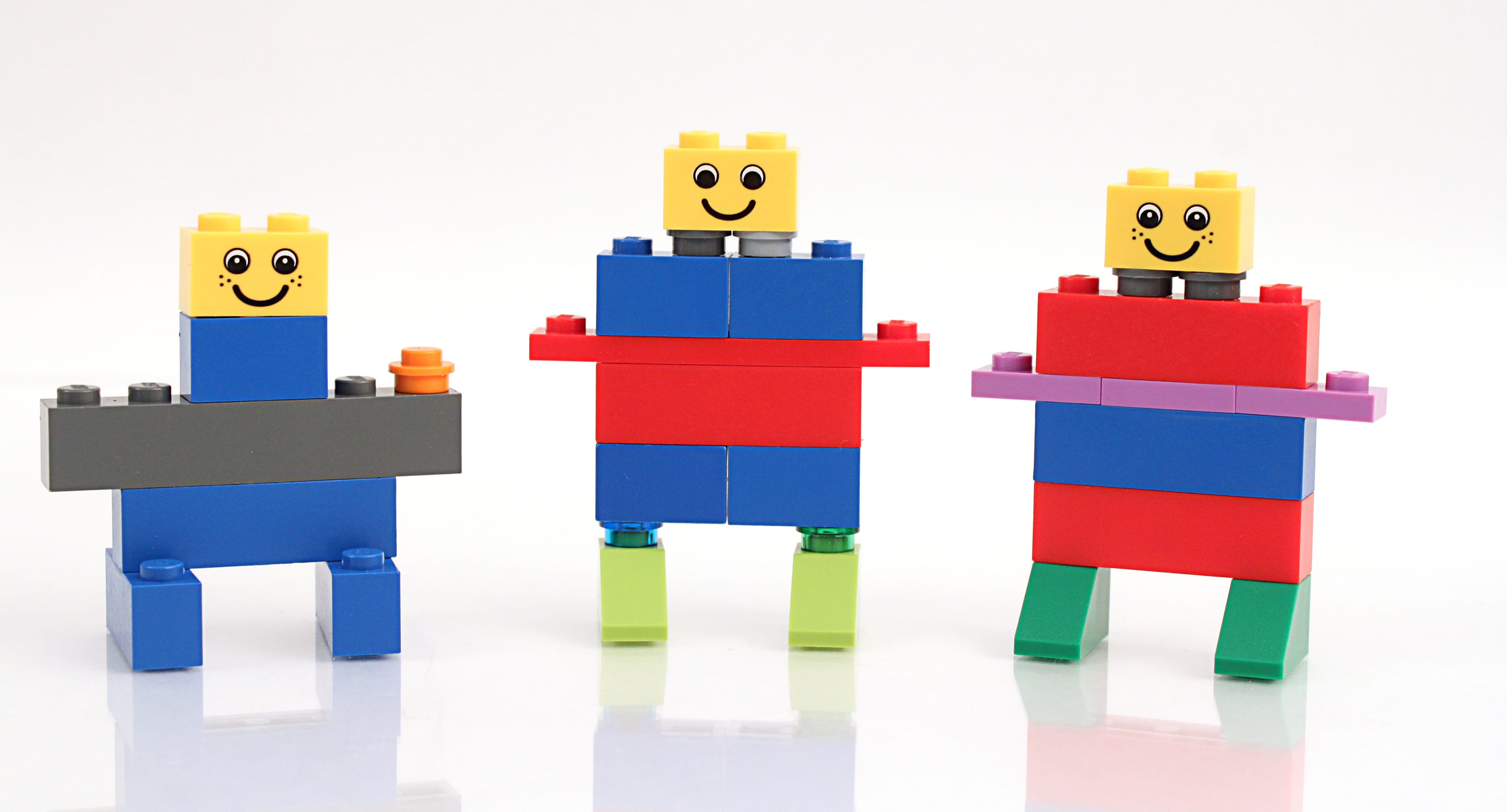 Personnages LEGO assemblés à partir de pièces dépareillées.