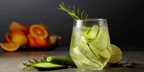elderflower spritz with cucumbers