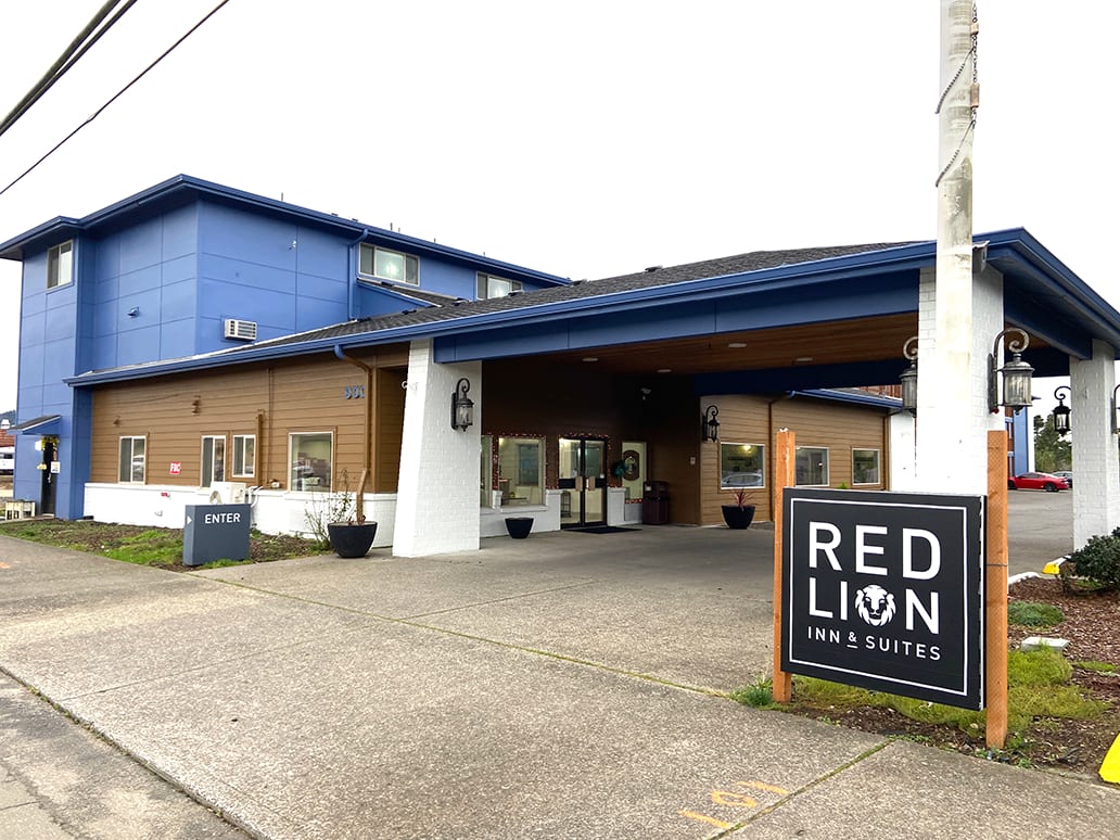 A photo of the former Red Lion Inn & Suites showing the hotel before the Hawk's Eye rennovation