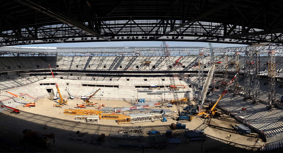 Lifting steel structures into place at Groupama Stadium