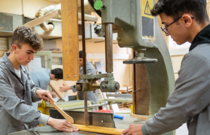 2 students working with machinery.