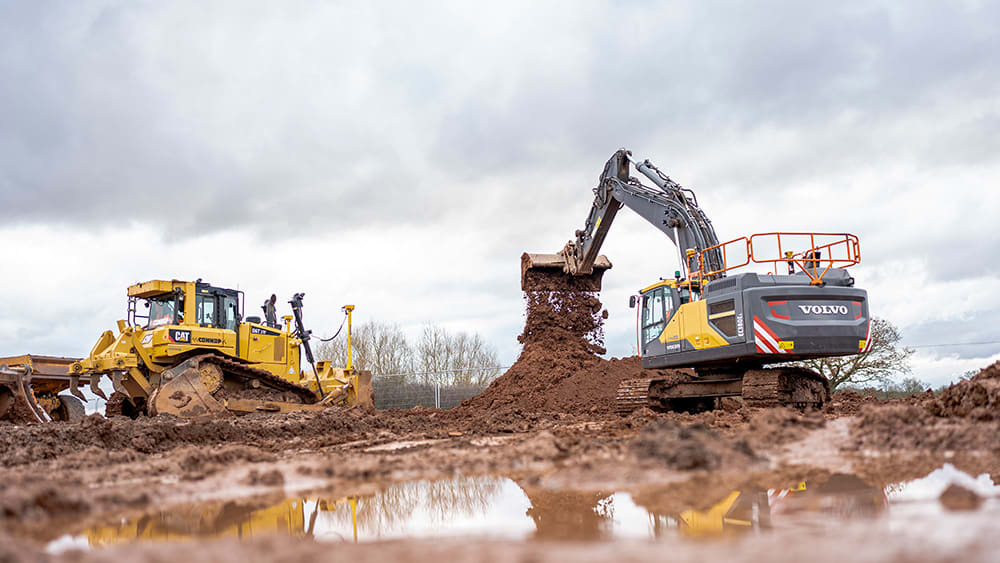 Dozer and excavator with Trimble Earthworks