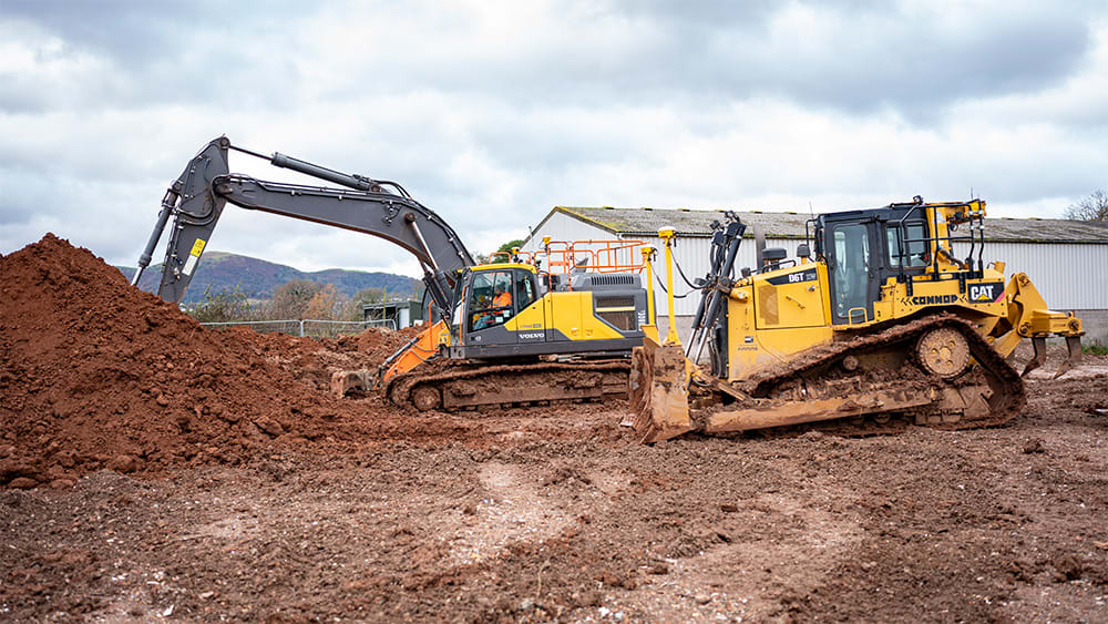 Dozer and excavator equipped with Trimble Earthworks