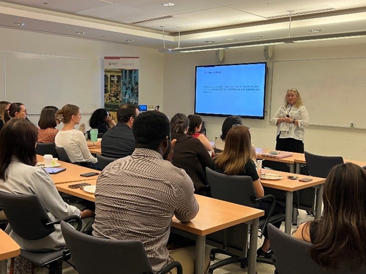 Sarah Downey fait une présentation dans une salle de classe avec des étudiantes et des étudiants. 