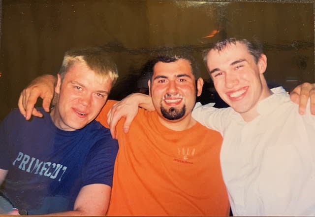 Todd Shannon et Gareth Musico posent pour une photo avec un ami.
