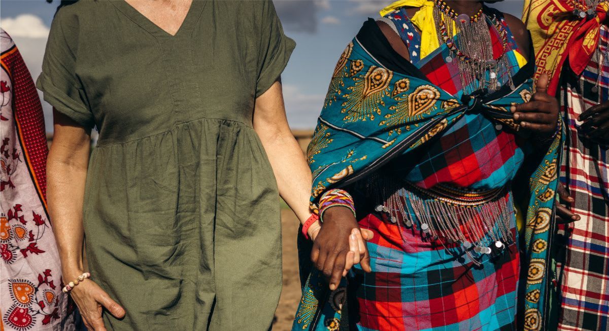 Personnes portant des vêtements colorés