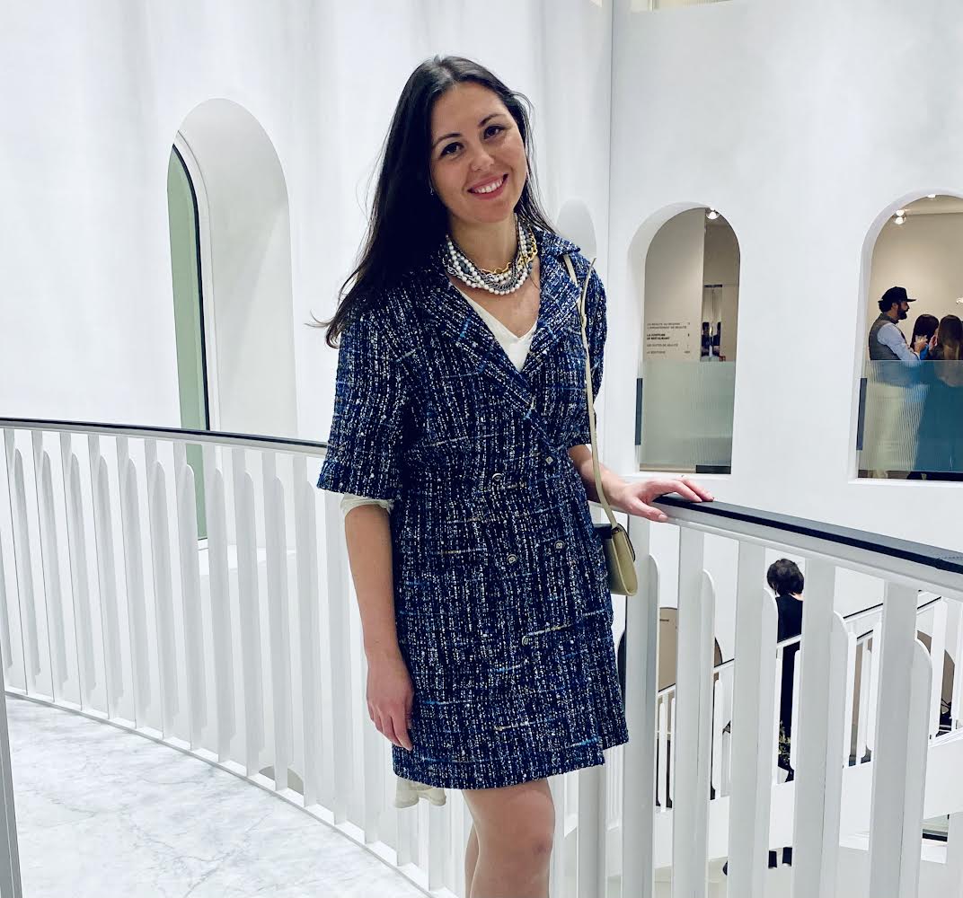 Kristina debout, une main sur la balustrade