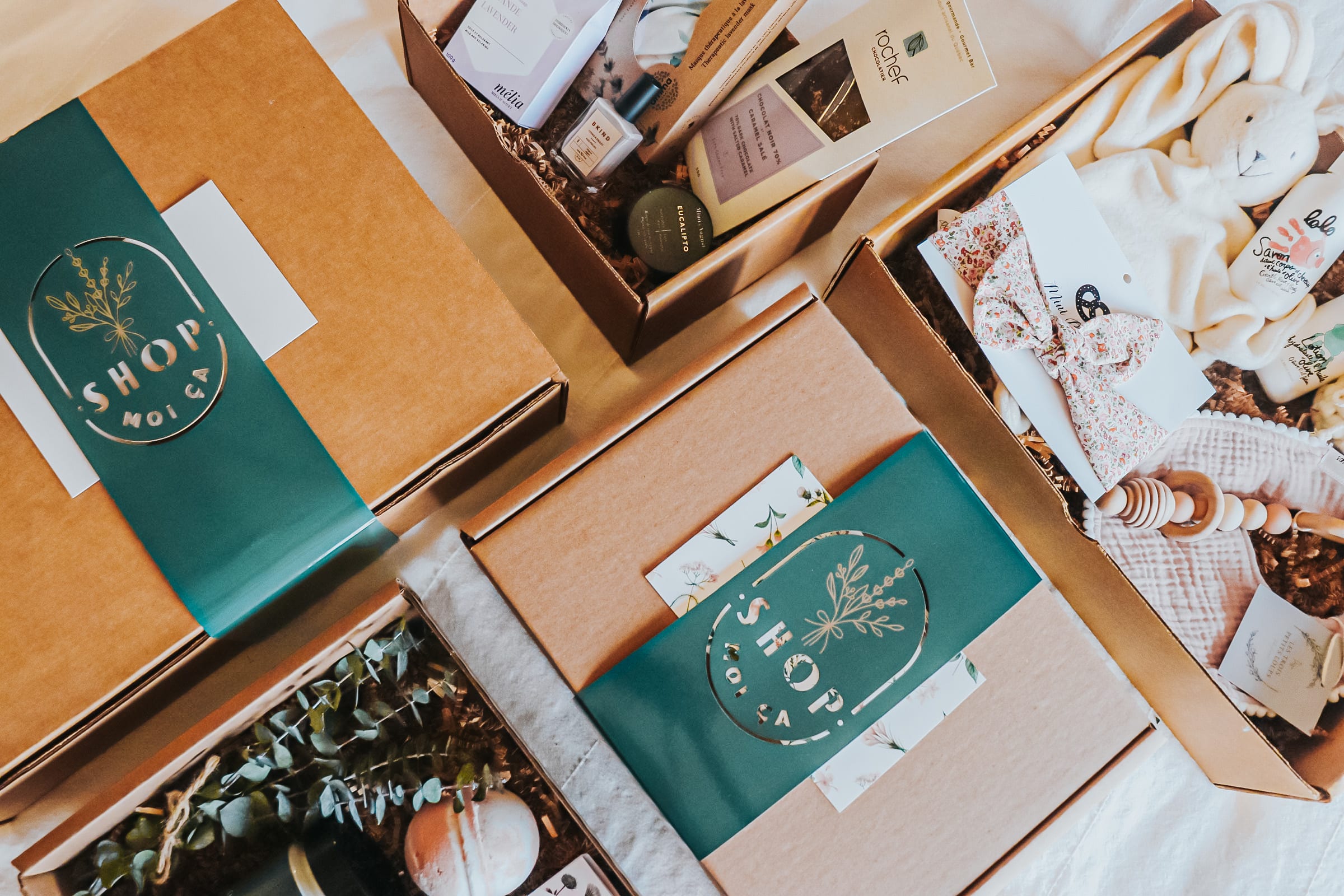 Gift boxes with green ribbon from Shop moi ça.