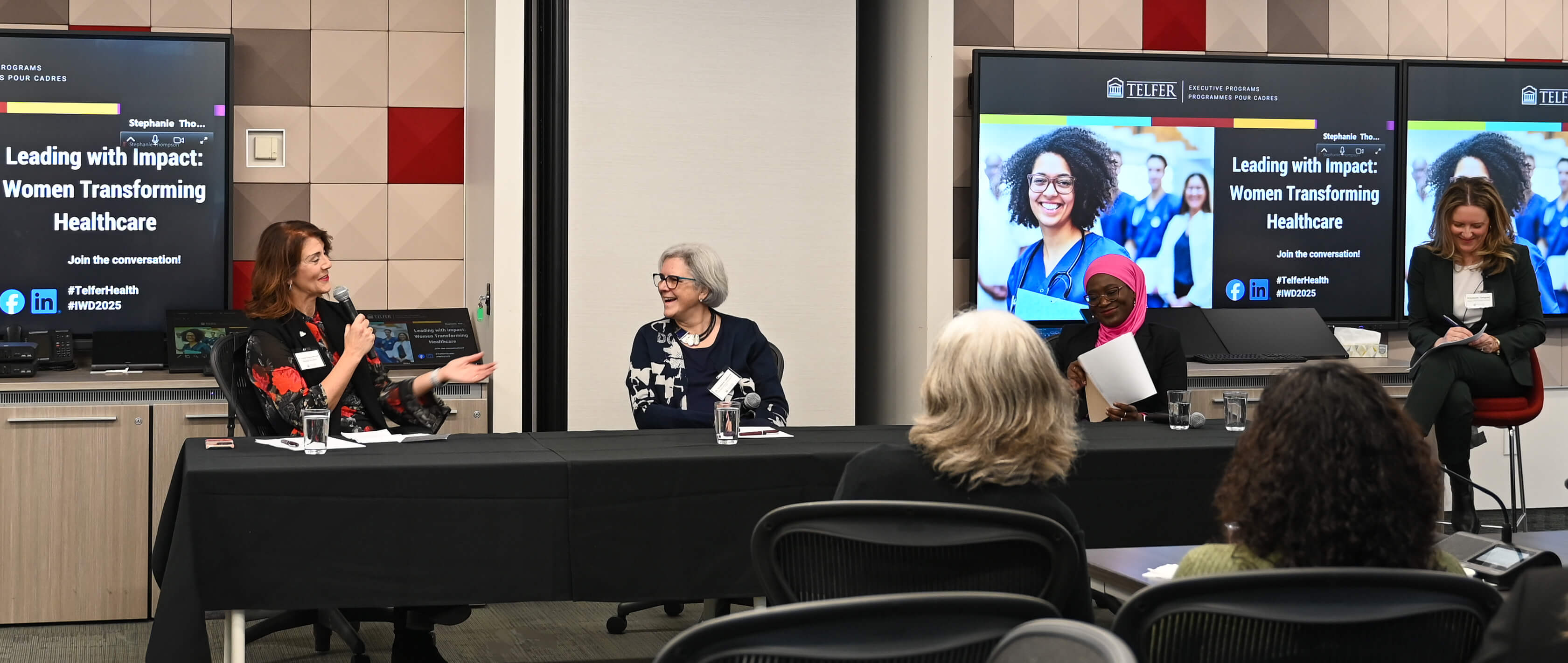 Les panélistes, la Dre Chantal D’Aoust-Bernard, la Dre Guylaine Lefebvre et la Dre Foluso Hafeezat Ishola, et la modératrice, Elizabeth Tanguay, assises à l’avant d’une salle du Campus pour cadres de Telfer.