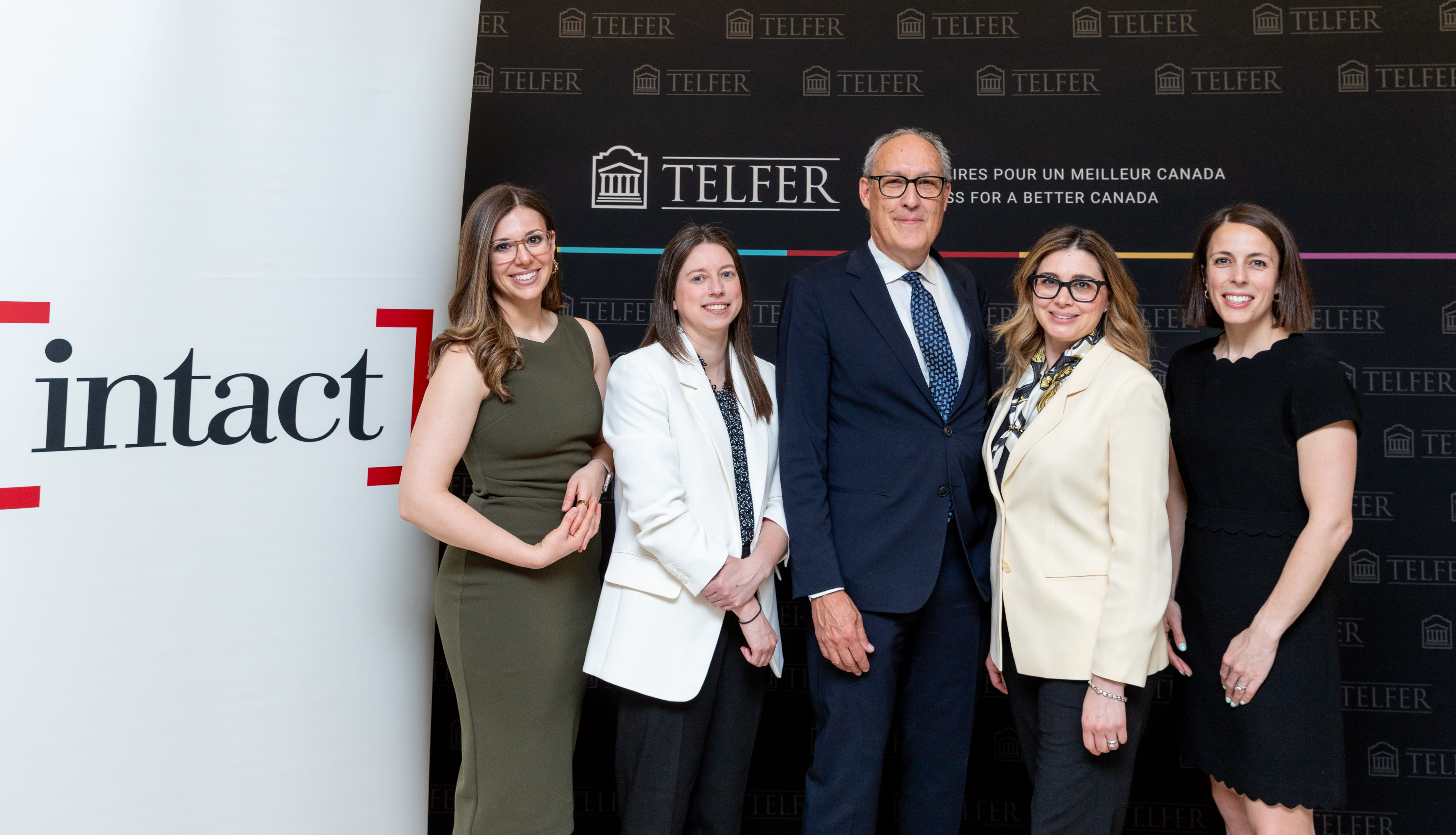 Louis Gagnon, chef de la direction d’Intact au Canada, en compagnie des co-fondatrices du Laboratoire Triple I (de gauche à la droit), Jennifer Dimoff, Jane O’Reilly, Silvia Bonaccio et Meredith Rocchi pour annoncer un don le 30 avril.