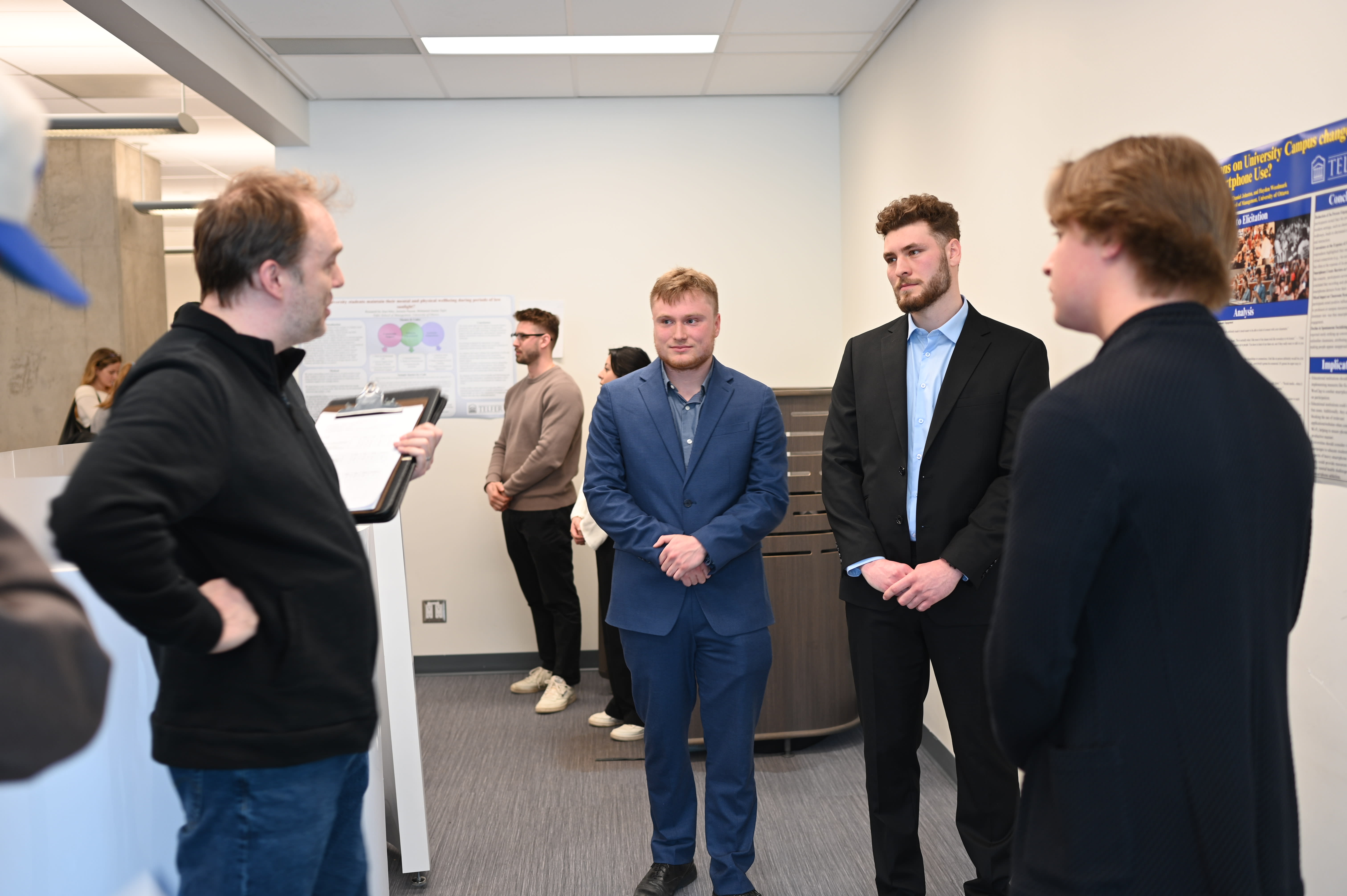 Les membres de l’équipe gagnante de la section M échangent avec des membres du corps professoral.