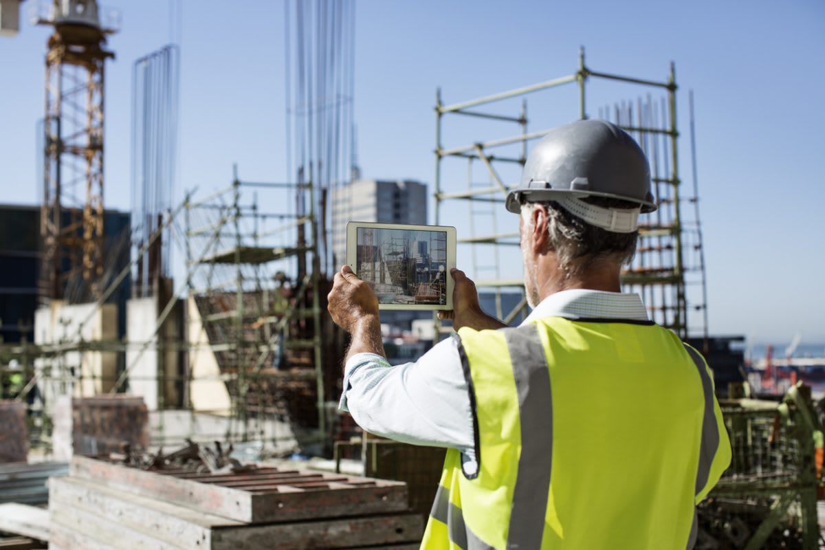 Homme sur le chantier avec tablette