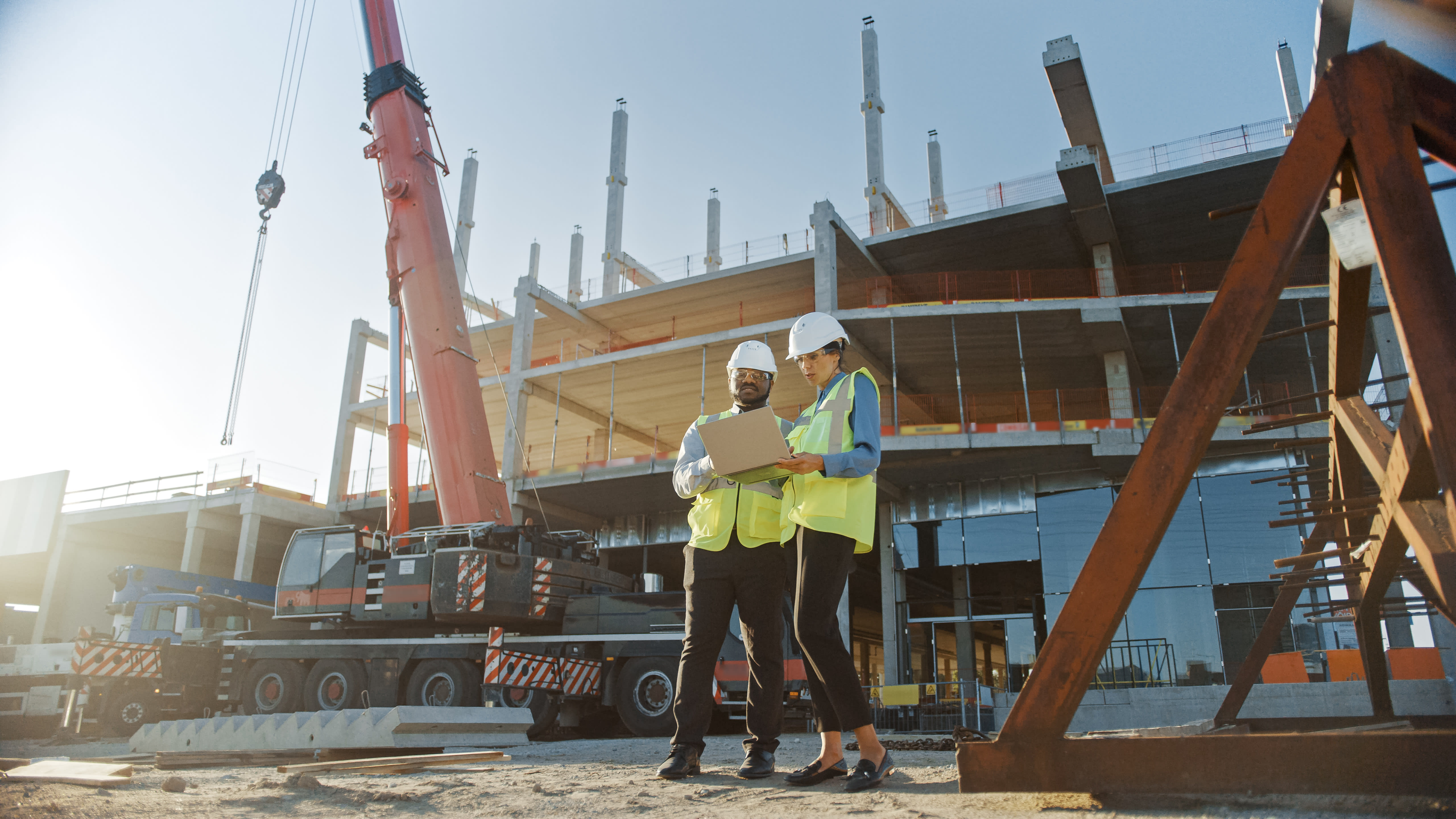 Homme et femme sur un chantier