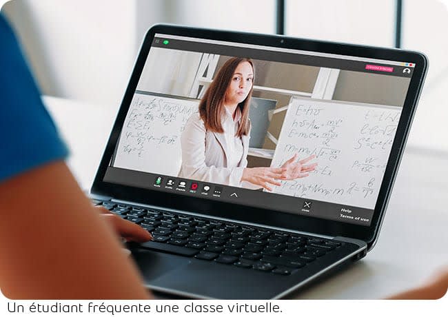 Un étudiant fréquente une classe virtuelle.