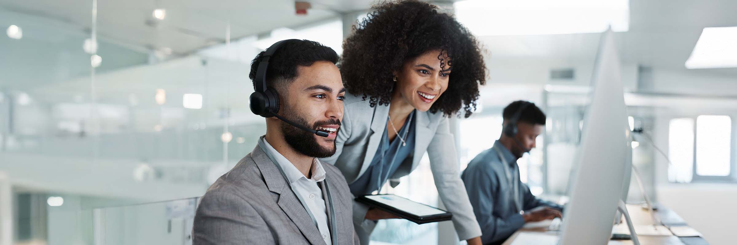 Deux employés de Bell sont photographiés lors d’un appel virtuel pour parler à un chef d’entreprise de l’avenir des centres de contact 