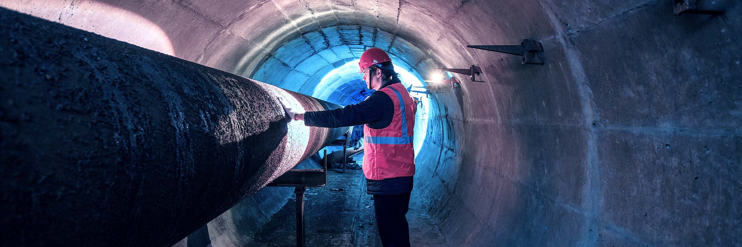 Un travailleur isolé en équipement de sécurité travaille dans un tunnel à St. John’s 