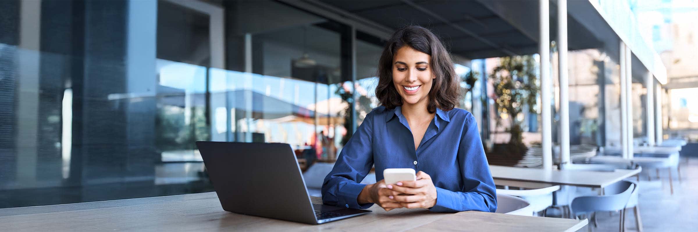 Business employee looking on their phone learning how Bell Harmony Mobile Security keeps corporate data safe by securing employees’ devices without impacting user experience or privacy. 