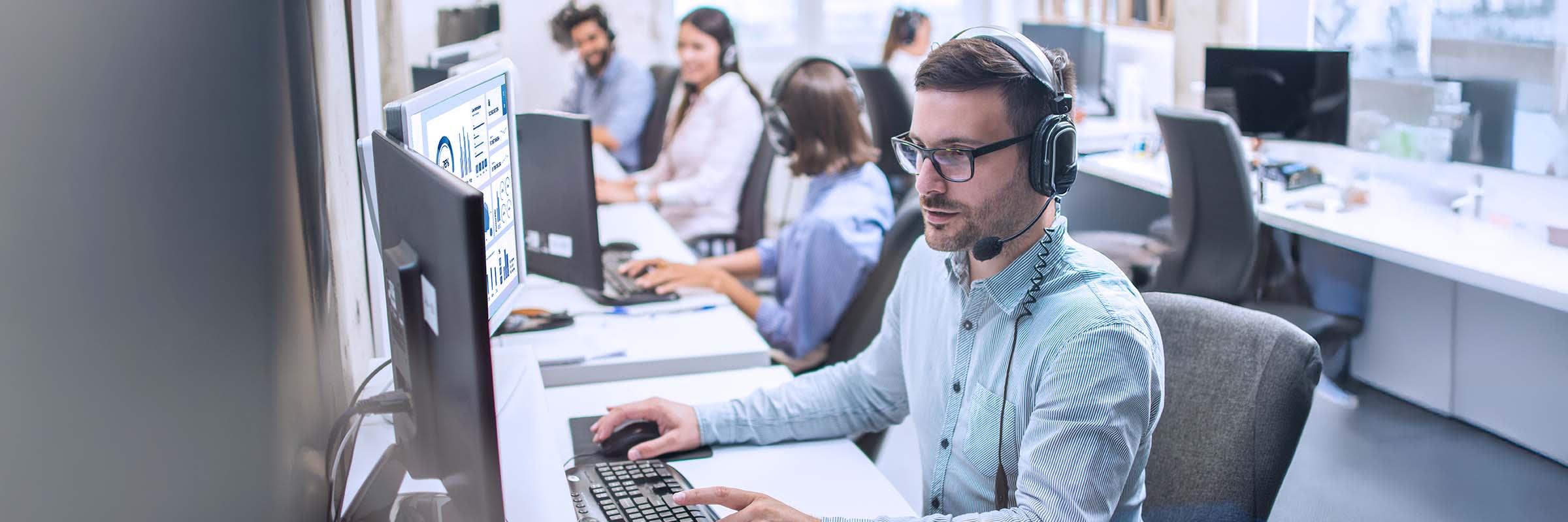 Contact centre agent using the Bell Client Simulator for training.