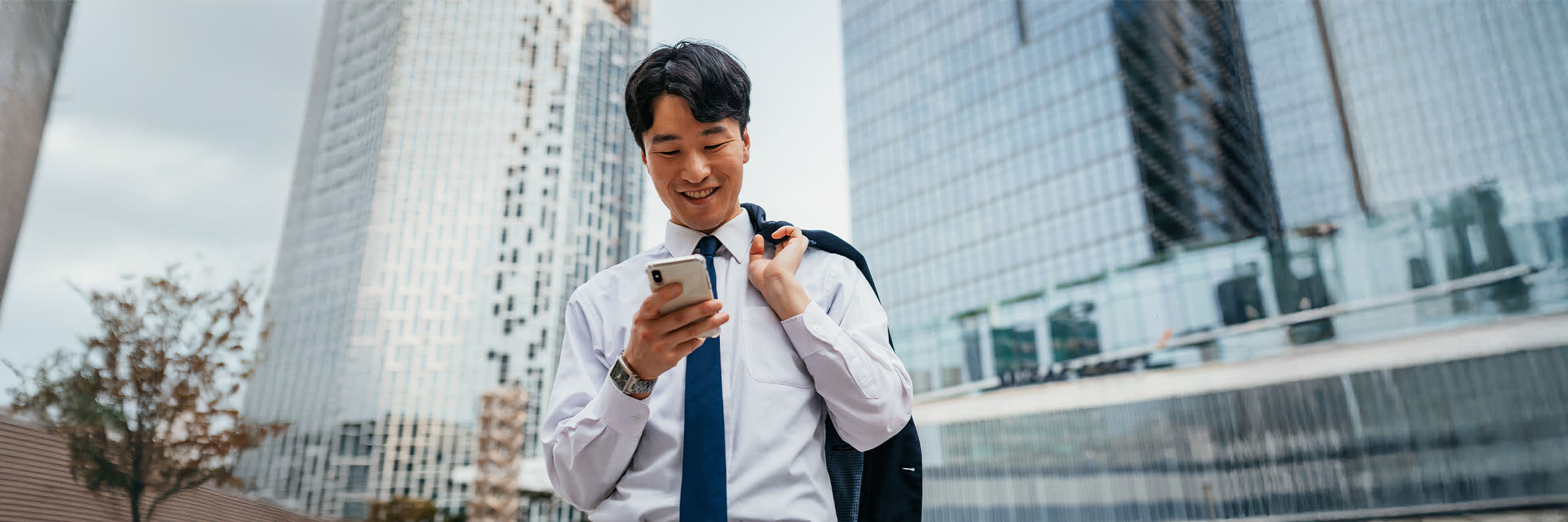 Une personne d’affaires tenant un téléphone et qui utilise la Téléphonie mobile Microsoft Teams.