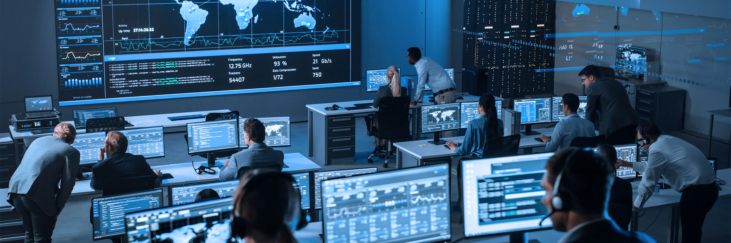 Des experts en cybersécurité dans un centre d’opérations de sécurité-(SOC)