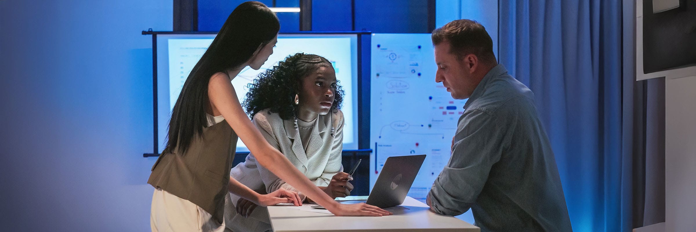 Bell cybersecurity experts providing professional and advisory services to customer