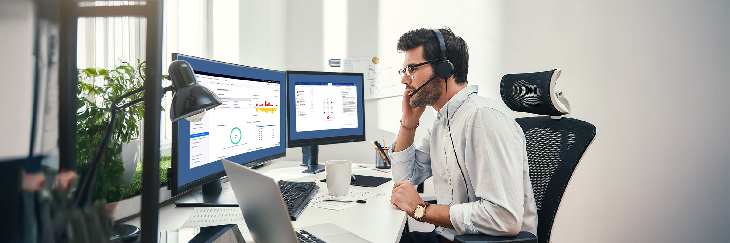 Un employé assis à son bureau utilise Workplace de Bell et Zoom