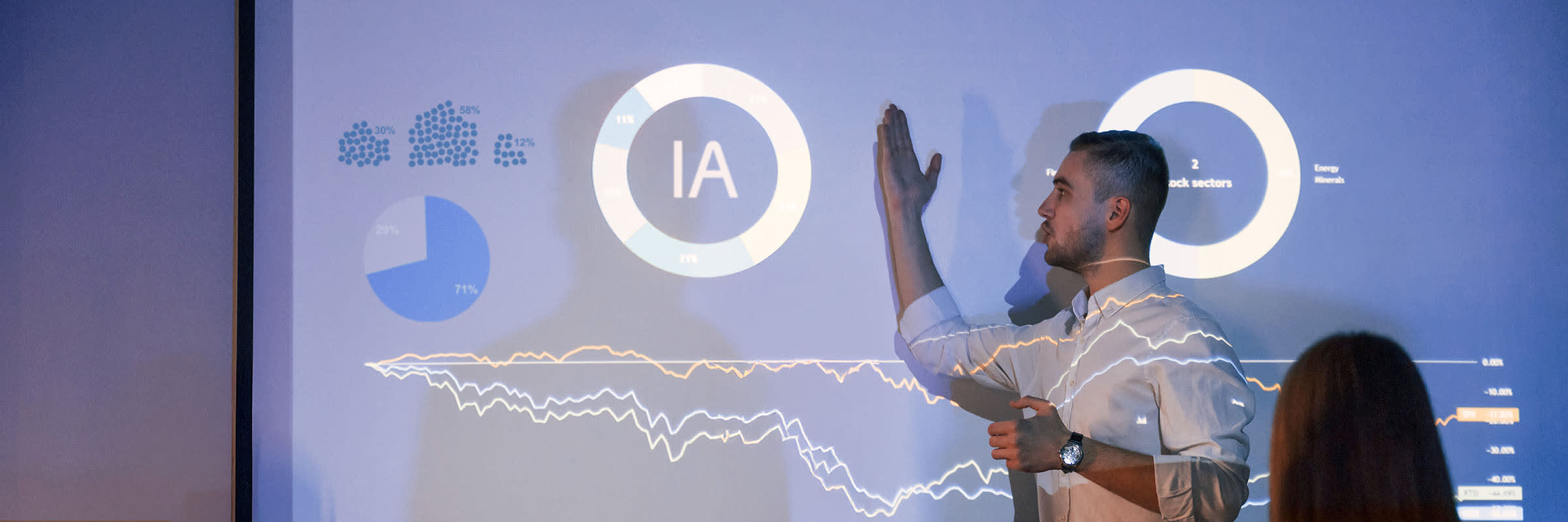 Un dirigeant d’entreprise présente des données sur l’intelligence artificielle.