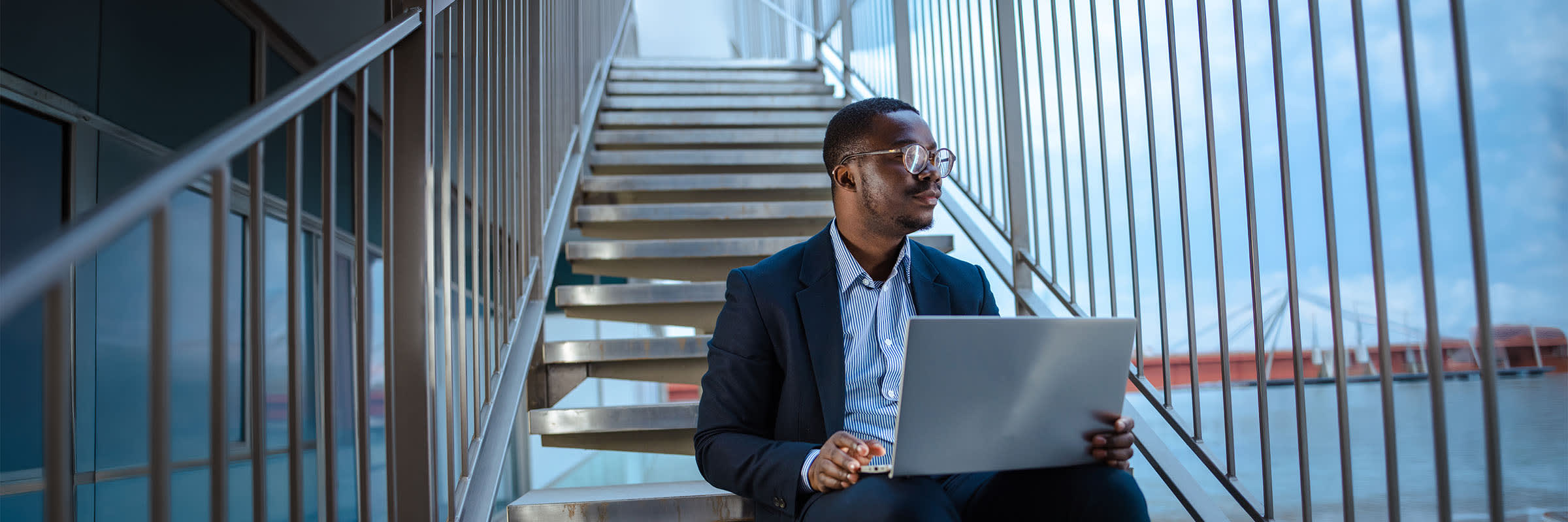 Personne utilisant l’intelligence artificielle générative (l’IA générative) sur un ordinateur portable.