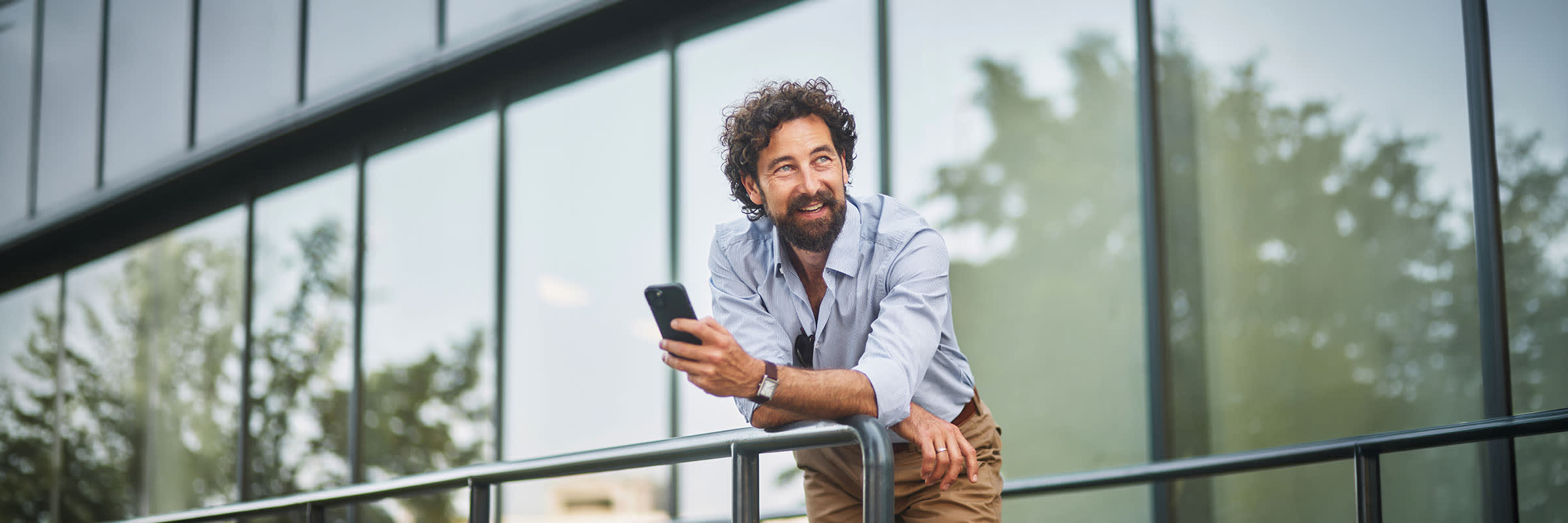 Employee using Bell Cyber Mobile Security Services on his smartphone
