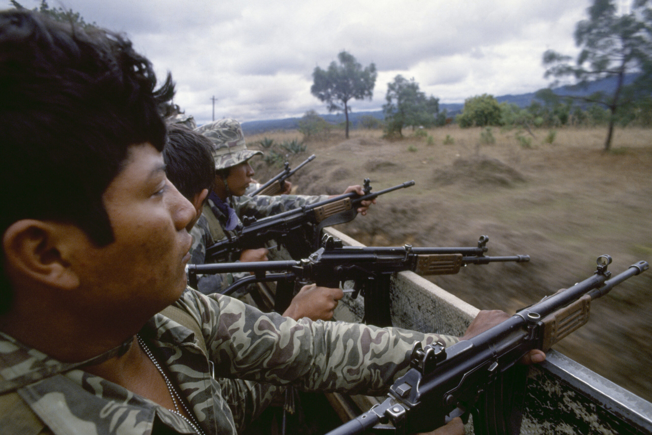 Soldados del Ejército de Guatemala, armados con fusiles de asalto Galil, viajan a través de territorio sujeto de posible emboscada guerrillera en las afueras de Santa Cruz del Quiché. Guatemala, febrero de 1982. Fotografía de Robert Nickelsberg/GettyImages.