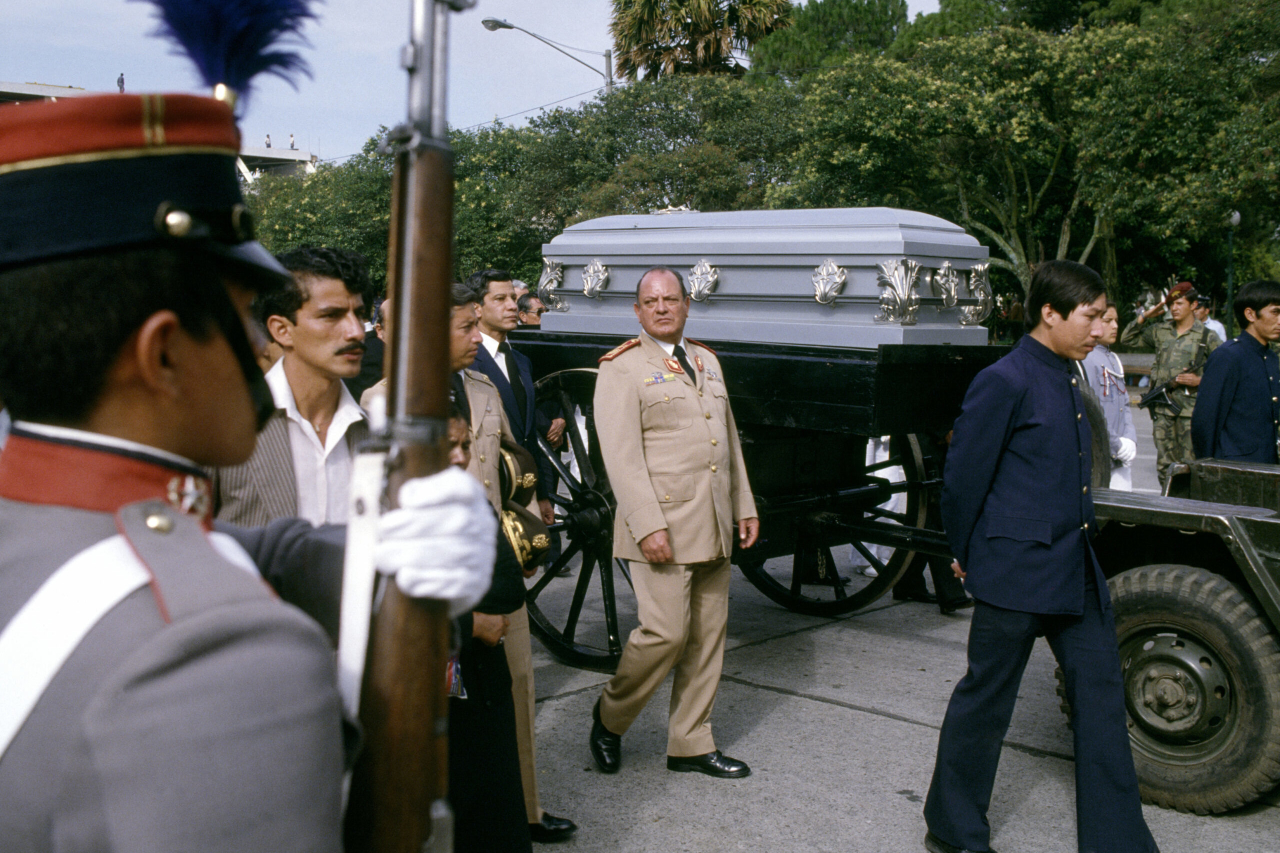 General de Brigada Óscar Humberto Mejía Víctores (1930-2016) (centro) camina junto al féretro del arzobispo de Guatemala, cardenal Mario Casariego y Acevedo, quien falleciera de un ataque al corazón, en la ciudad de Guatemala el 15 de junio de 1983. Guatemala, junio de 1983. Fotografía de Robert Nickelsberg/GettyImages.