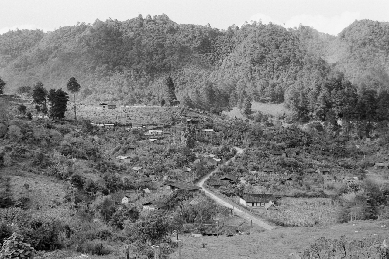 Un camino de tierra en el altiplano guatemalteco que conduce a San Juan Cotzal. El día anterior, el pueblo había sido escenario de un enfrentamiento entre elementos del Ejército guatemalteco e insurgentes del Ejército Guerrillero de los Pobres (EGP). Guatemala, enero de 1982. Fotografía de Robert Nickelsberg/GettyImages.